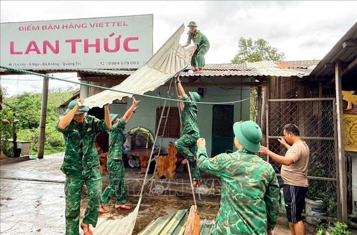 Rạng sáng 21/8/2026, mưa lớn kèm dông lốc xảy ra tại khu vực biên giới xã La Lay, tỉnh Quảng Trị, làm tốc mái 4 nhà dân. Trong ảnh: Cán bộ, chiến sĩ Đồn Biên phòng Cửa khẩu quốc tế La Lay (Bộ đội Biên phòng Quảng Trị) hỗ trợ khắc phục hậu quả, giúp người dân sớm ổn định cuộc sống. Ảnh: TTXVN phát