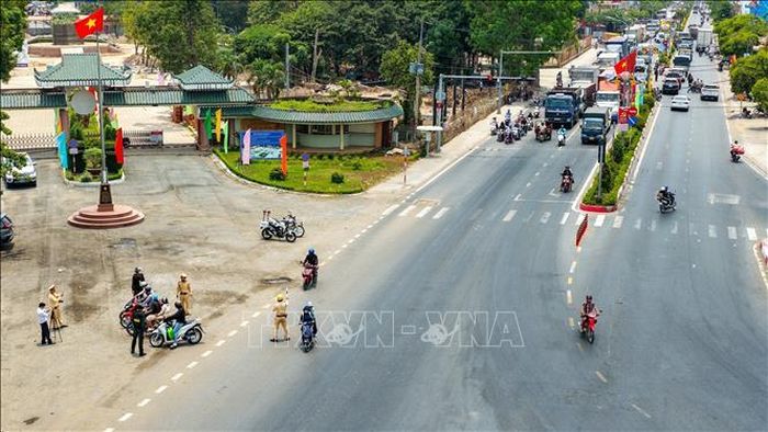 Cảnh sát giao thông Công an tỉnh Tây Ninh điều tiết, phân luồng giao thông trên các trên tuyến đường trọng điểm, bảo đảm thông suốt, an toàn.
