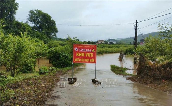 Do ảnh hưởng của hoàn lưu bão số 4 kết hợp dải hội tụ nhiệt đới, từ đêm 20/8 đến sáng 22/8/2026, trên địa bàn tỉnh Bắc Ninh có mưa to đến rất to, gây ngập úng cục bộ, chia cắt giao thông, ảnh hưởng đến sản xuất nông nghiệp tại một số địa phương. Trong ảnh: Lực lượng chức năng đặt biển cảnh báo nguy hiểm tại khu vực bị ngập, chia cắt. Ảnh minh họa: Đồng Thúy/TTXVN