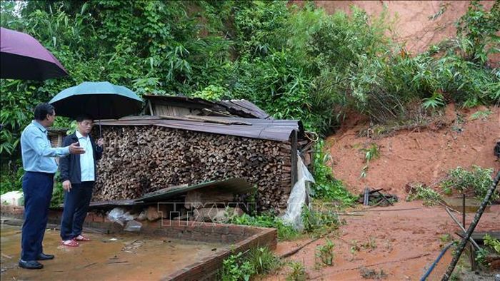 Nhiều vị trí sạt lở tại thôn Đăk Ák, xã Đăk Long, đe dọa an toàn của hơn 1.400 nhân khẩu.