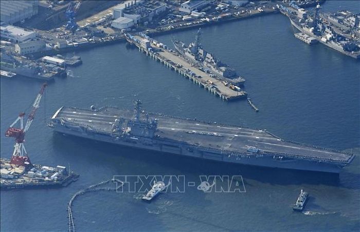 Tàu sân bay chạy bằng năng lượng hạt nhân USS George Washington của Mỹ tới căn cứ hải quân Yokosuka ở tỉnh Kanagawa, Nhật Bản, ngày 22/11/2024. Ảnh: Kyodo/TTXVN