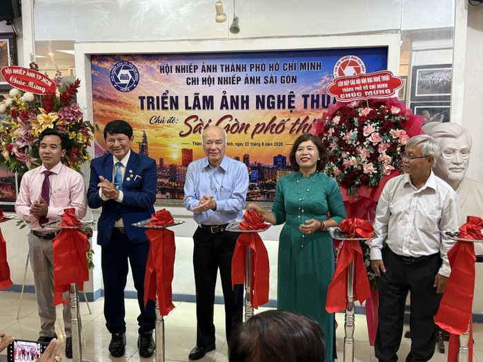 Đại diện lãnh đạo và khách mời cắt băng khai mạc triển lãm.