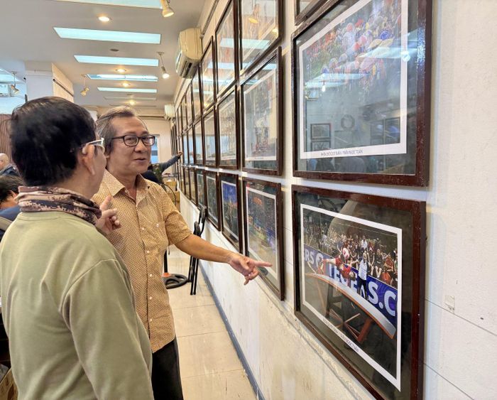 Nghệ sĩ nhiếp ảnh và công chúng yêu mến thưởng lãm các tác phẩm nghệ thuật.