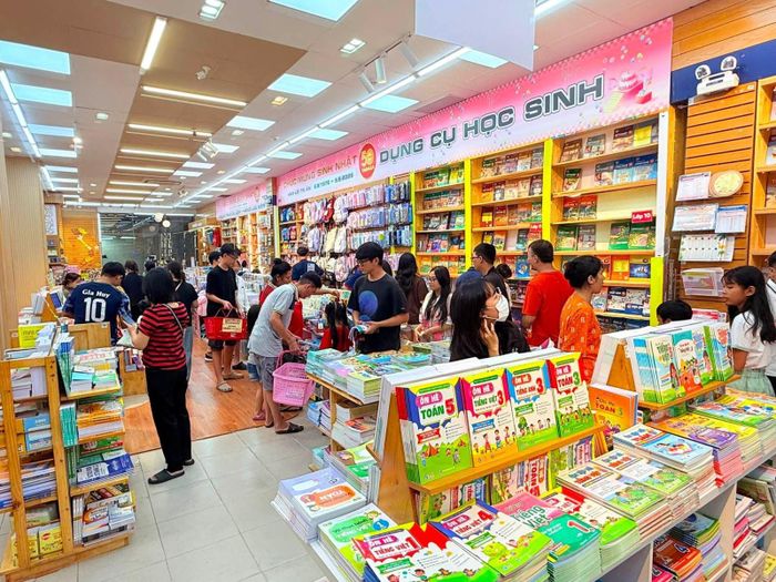Khu vực bày bán SGK tại Fahasa Tân Định thu hút nhiều phụ huynh và học sinh.