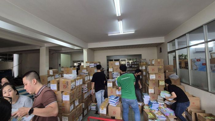 Phụ huynh mua sách tại Nhà xuất bản Giáo dục tại TP Hồ Chí Minh, số 231 Nguyễn Văn Cừ (phường Chợ Quán).