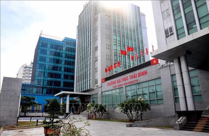 Trụ sở tòa tháp đôi của Sở Tài chính và Sở Công thương (tỉnh Thái Bình cũ) được sửa chữa, cải tạo trở thành cơ sở 2 của Trường Đại học Thái Bình. Ảnh: Thế Duyệt/TTXVN