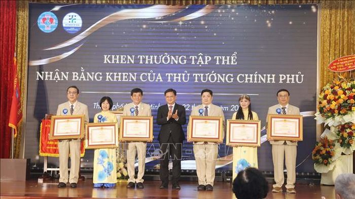 Lãnh đạo UBND Thành phố Hồ Chí Minh trao tặng Bằng khen của Thủ tướng Chính phủ cho các cá nhân có thành tích xuất sắc của Bệnh viện Hùng Vương.