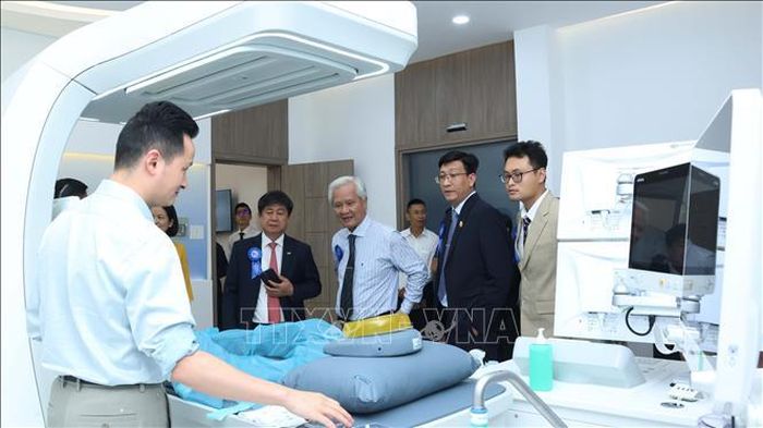 Đại biểu tham quan Đơn vị Điều trị không xâm lấn bằng sóng siêu âm hội tụ HIFU.