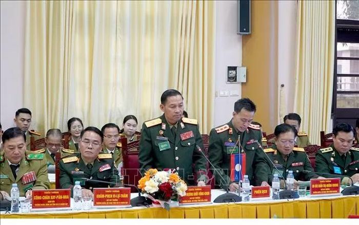 Các đại biểu Bộ Chỉ huy Quân sự tỉnh Houaphan (Lào) phát biểu tại hội đàm.