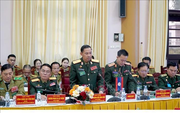 Các đại biểu Bộ Chỉ huy Quân sự tỉnh Houaphan (Lào) phát biểu tại hội đàm.