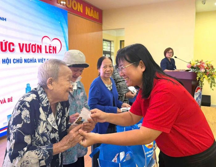 Phường Hạnh Thông trao 120 phần quà cho các hộ cận nghèo, hộ có hoàn cảnh khó khăn trên địa bàn nhân dịp chào mừng Lễ Quốc khánh 2/9.