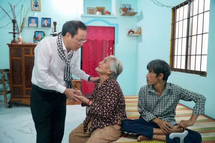 Ông Nguyễn Thành Trung thăm hỏi và động viên các thành viên gia đình bà Trần Thị Liễu trong dịp trao nhà tình thương.