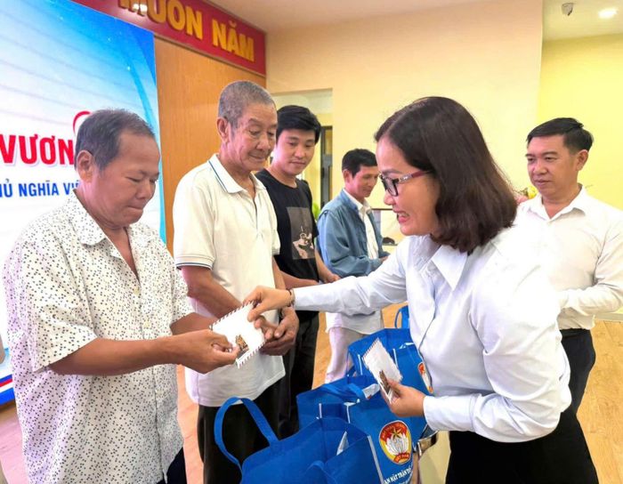 Bà Võ Thị Xuân Danh, Chủ tịch Ủy ban MTTQ Việt Nam phường Hạnh Thông, trao quà và thăm hỏi người dân.
