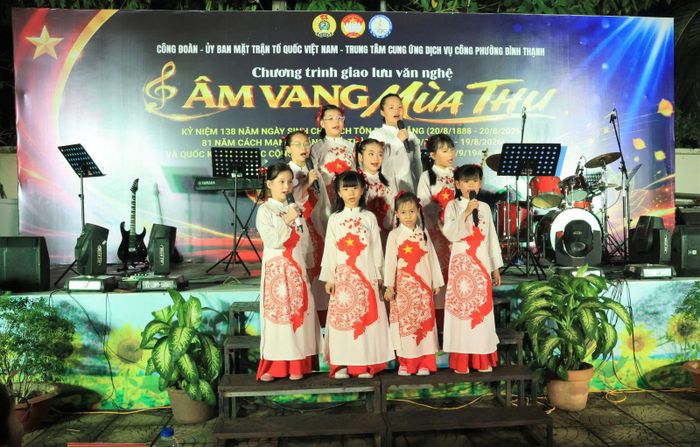 Chương trình văn nghệ “Âm vang mùa thu” được phường Bình Thạnh tổ chức hướng tới kỷ niệm Quốc khánh 2/9.