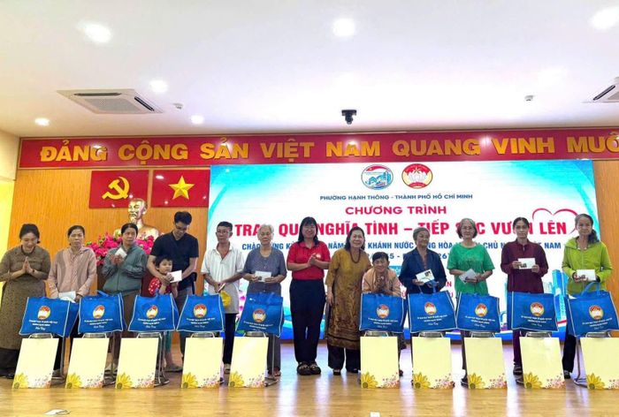 Chương trình “Trao quà nghĩa tình – Tiếp sức vươn lên” góp phần san sẻ khó khăn với các gia đình tại phường Hạnh Thông, TP Hồ Chí Minh.