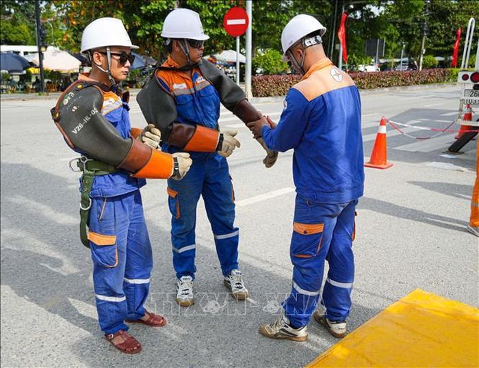 Đội sửa chữa hotline, Công ty Điện lực Điện Biên được triển khai để bảo dưỡng, vệ sinh, đấu nối thiết bị trực tiếp trên lưới điện.