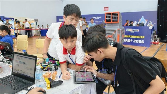 Các thí sinh tham gia thi đấu ở phần thi bất ngờ.