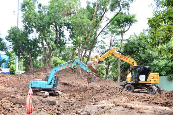 Xe cuốc phục vụ đào, vận chuyển đất và tìm kiếm hài cốt.