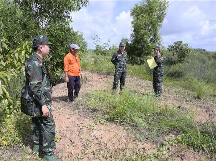 Đoàn công tác tiến hành khảo sát thực địa đối chiếu địa hình, xác minh những vị trí nghi có mộ liệt sĩ trên bản đồ.