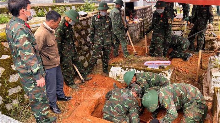 Các chiến sỹ đang tổ chức khai quật hài cốt liệt sỹ để đưa về Nghĩa trang Liệt sĩ Đà Lạt. Ảnh TTXVN phát