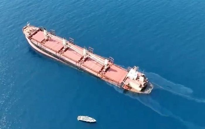 Một tàu hàng của Anh sau khi bị lực lượng Houthi tấn công ở ngoài khơi bờ biển Yemen. Ảnh tư liệu: THX/TTXVN