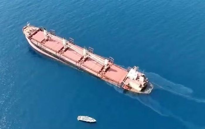 Một tàu hàng của Anh sau khi bị lực lượng Houthi tấn công ở ngoài khơi bờ biển Yemen. Ảnh tư liệu: THX/TTXVN