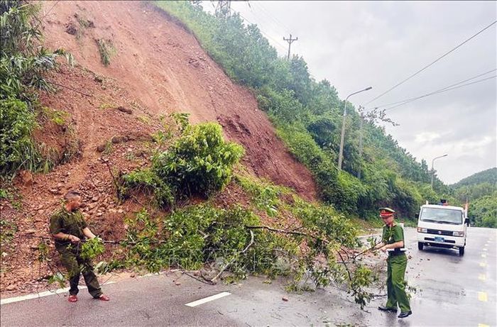 Lực lượng Công an xã và an ninh cơ sở xã Điền Xá (Quảng Ninh) triển khai phòng, chống bão số 4. Ảnh: Văn Đức/TTXVN