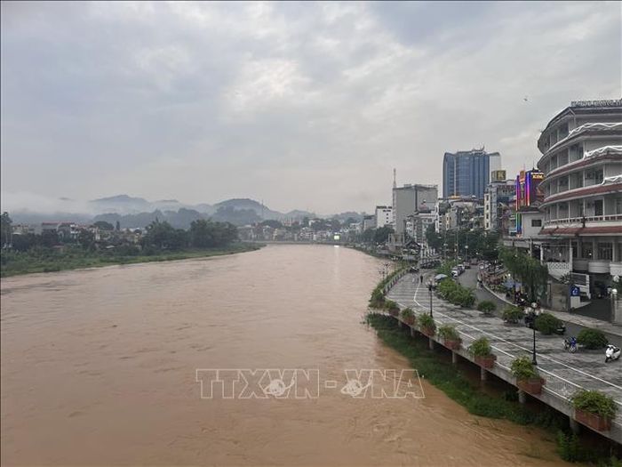 Nước sông Bằng Giang đoạn qua phường Thục Phán (Cao Bằng) đang lên. Ảnh: Chu Hiệu/TTXVN