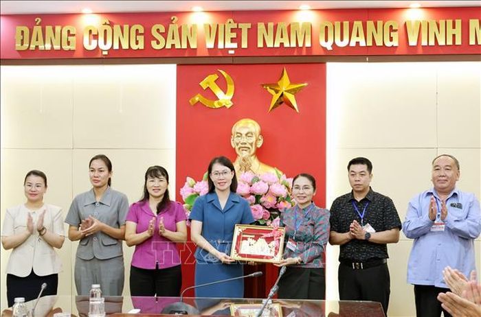 Hai bên tặng quà lưu niệm. Ảnh: Văn Đức/TTXVN