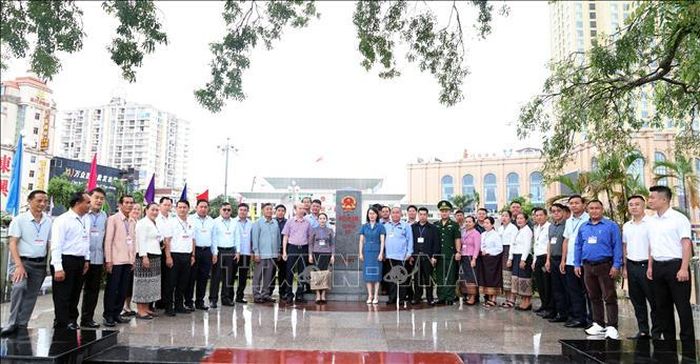 Đoàn đi thăm quan tại Cửa khẩu quốc tế Móng Cái. Ảnh: Văn Đức/TTXVN