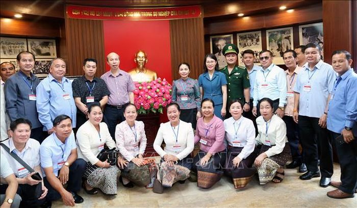Đoàn đi thăm quan một số điểm du lịch của phường Móng Cái 1. Ảnh: Văn Đức/TTXVN