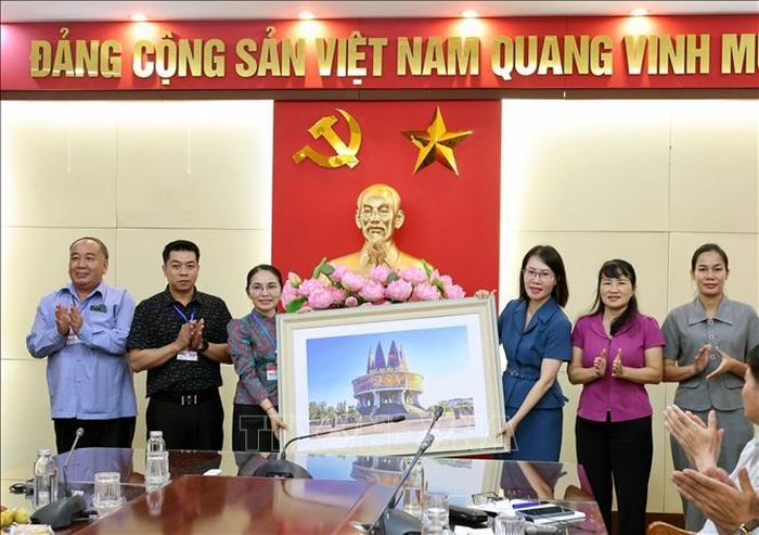 Hai bên tặng quà lưu niệm. Ảnh: Văn Đức/TTXVN