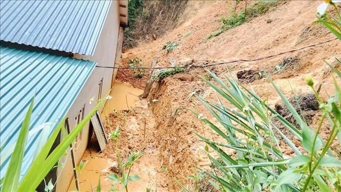 Mưa lớn gây sạt lở ở xã Tam Kim. Ảnh: TTXVN phát