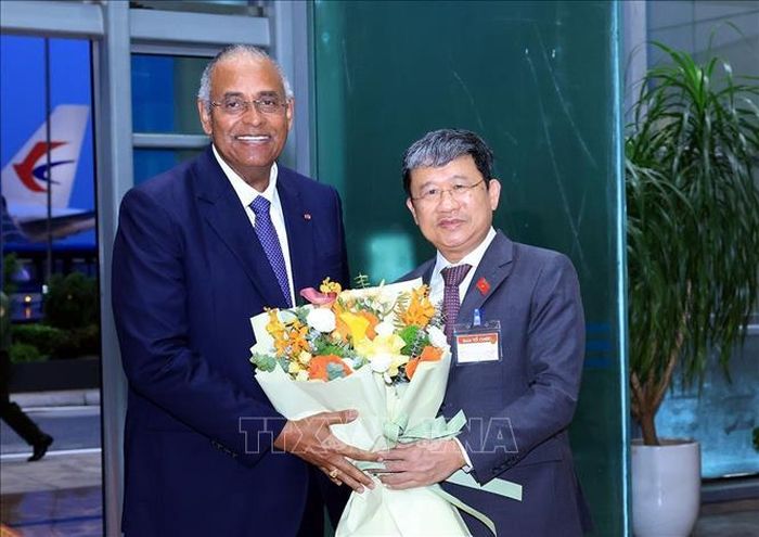 Phó Chủ nhiệm Thường trực Ủy ban Quốc phòng, An ninh và Đối ngoại Quốc hội Vũ Hải Hà đón Chủ tịch Quốc hội nước Cộng hòa Côte d’Ivoire Patrick Achi tại sân bay quốc tế Nội Bài. Ảnh: Tuấn Anh/TTXVN