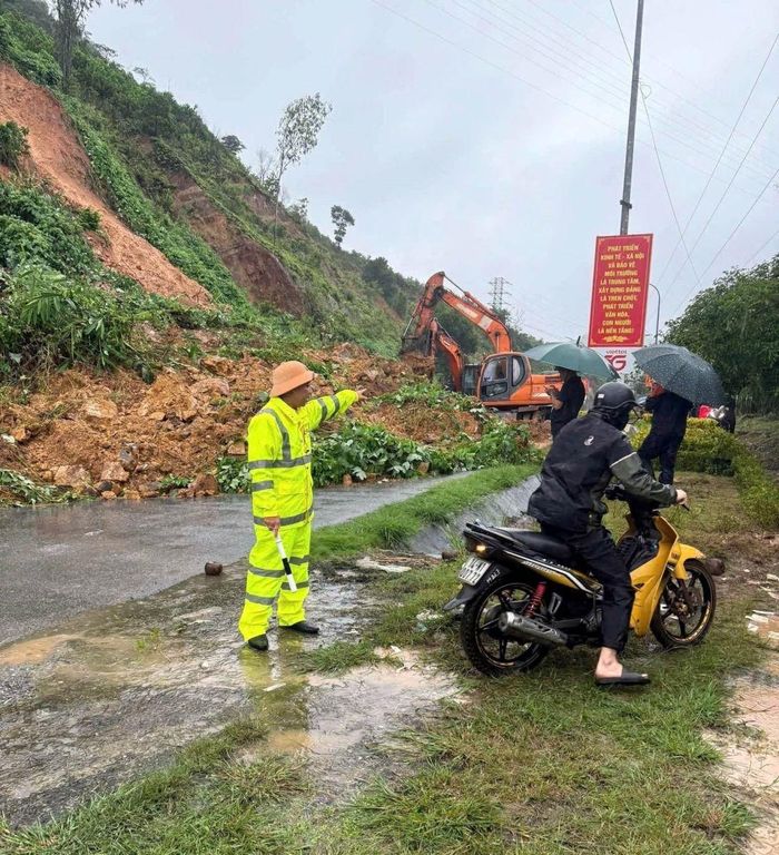 Lực lượng chức năng phân luồng giao thông tại điểm sạt lở tại Km2+100, tỉnh lộ 334 đặc khu Vân Đồn, tỉnh Quảng Ninh. Ảnh: TTXVN phát