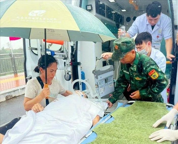 Biên phòng 2 nước Việt Nam và Trung Quốc phối hợp mở luồng xanh cho xe cứu thương cấp cứu bệnh nhân vì mục đích nhân đạo. Ảnh: TTXVN phát