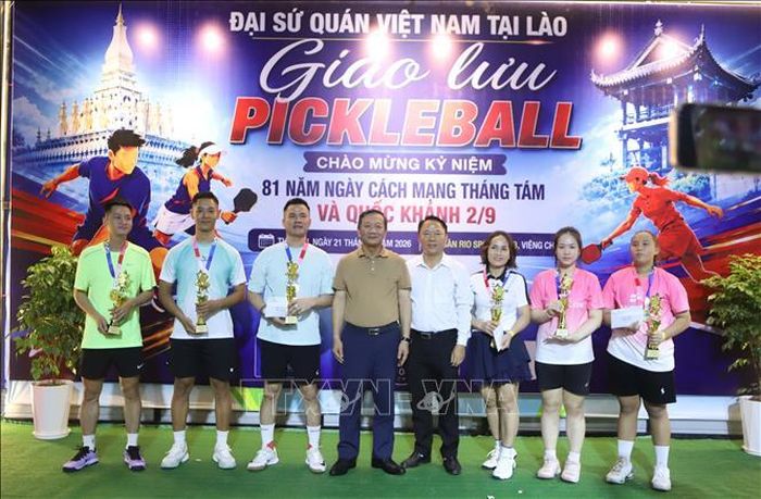 Đại sứ Việt Nam tại Lào Nguyễn Minh Tâm trao giải cho đội đạt giải nhất chung cuộc. Ảnh: Xuân Tú/PV TTXVN tại Lào