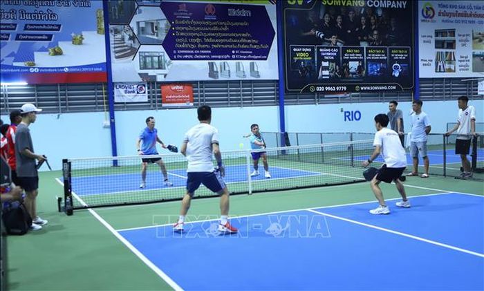 Các khán giả nhiệt tỉnh cổ vũ cho đội vào chung kết. Ảnh: Xuân Tú/PV TTXVN tại Lào