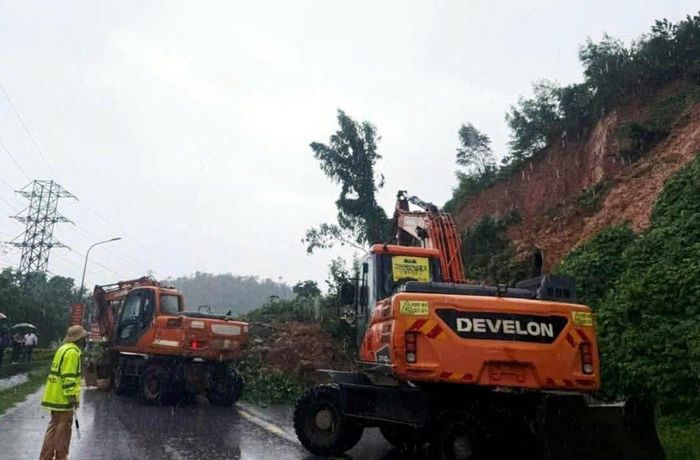 Lực lượng chức năng khắc phục điểm sạt lở tại Km2+100, tỉnh lộ 334 đặc khu Vân Đồn, tỉnh Quảng Ninh. Ảnh: TTXVN phát