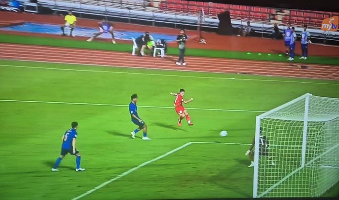 Quang Hải bắt volley từ cú chuyền của Hoàng Hên, ghi bàn thắng, nâng tỷ số lên 2-0 cho tuyển Việt Nam