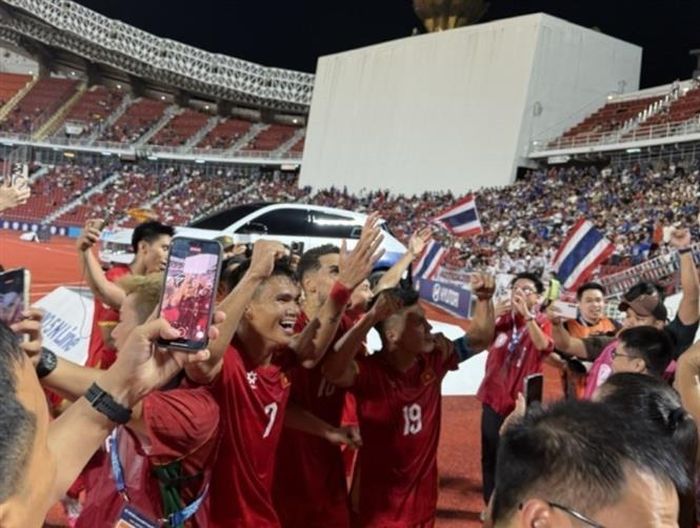 Niềm vui của các cầu thủ Việt Nam sau khi dẫn trước Thái Lan 2-0. Ảnh: Phạm Hải/PV TTXVN tại Thái Lan