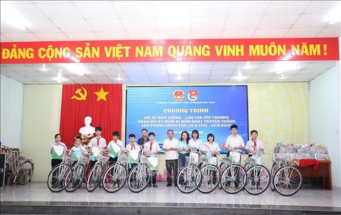 Những chiếc xe đạp mới là món quà thiết thực, động viên tinh thần, giúp các em học sinh có hoàn cảnh khó khăn thêm điều kiện đến trường.