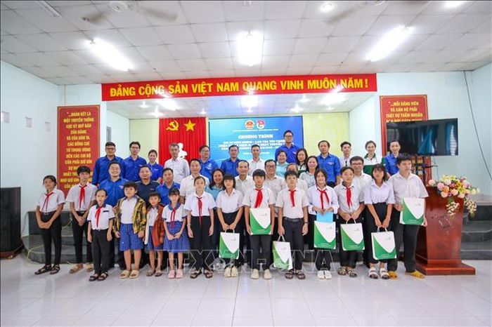 Những phần quà, đồ dùng học tập thiết thực góp phần động viên các em học sinh nỗ lực vươn lên trong học tập.
