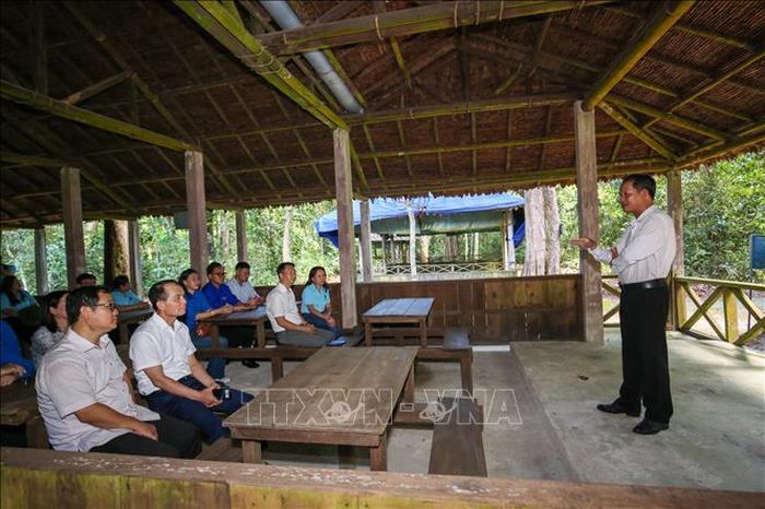 Cán bộ, đoàn viên, thanh niên Văn phòng Chính phủ tìm hiểu về cuộc sống của các lãnh đạo Chính phủ Cách mạng lâm thời miền Nam Việt Nam và hoạt động cách mạng tại căn cứ.