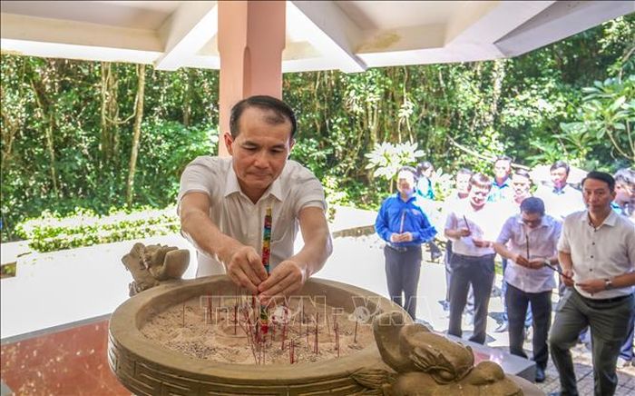 Ông Nguyễn Đức Minh, Phó Bí thư Đảng ủy Văn phòng Chính phủ dâng hương tưởng nhớ, tri ân các anh hùng liệt sĩ tại Căn cứ Chính phủ Cách mạng lâm thời miền Nam Việt Nam.