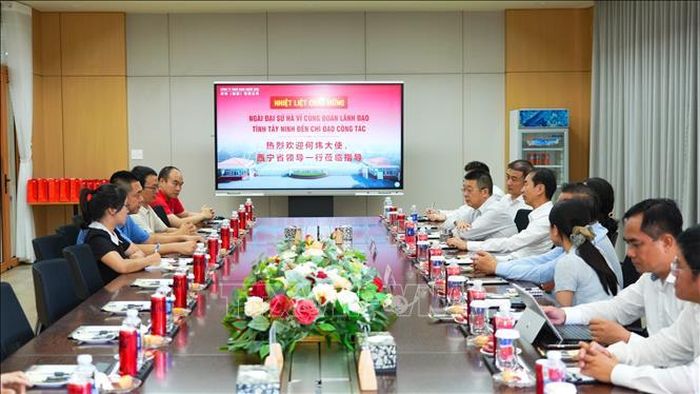 Đoàn Đại sứ Trung Quốc làm việc với lãnh đạo Công ty trách nhiệm hữu hạn Gain Lucky Việt Nam tại Khu công nghiệp Phước Đông, tỉnh Tây Ninh.