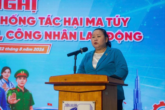 Bà Lê Thị Kim Thúy, Phó Chủ tịch Liên đoàn Lao động TP Hồ Chí Minh phát biểu tại hội nghị.