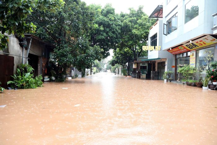 Nước sông Kỳ Cùng dâng cao tràn vào nhà dân ven sông tại phường Lương Văn Tri, tỉnh Lạng Sơn.