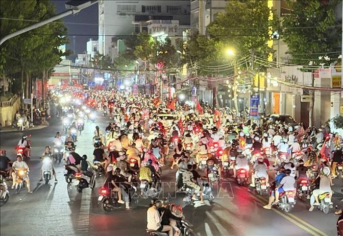 Các đoàn xe nối dài trên đường Trần Hưng Đạo (phường Long Xuyên, An Giang) trong đêm mừng chiến thắng của tuyển Việt Nam.