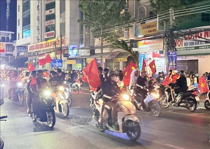Người hâm mộ bóng đá An Giang mang cờ Tổ quốc xuống đường chia vui chiến thắng cùng đội tuyển Việt Nam.